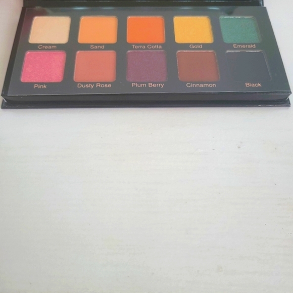 Violet Voss essentials pallette - Picture 3 of 3